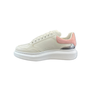 Planet Luxury Brands McQueen beyaz deri kadın sneaker, pembe süet detaylı ve kalın tabanlı tasarım.