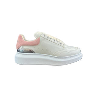 Planet Luxury Brands imzalı, pembe detaylı ve kalın tabanlı beyaz deri McQueen kadın sneaker modeli.