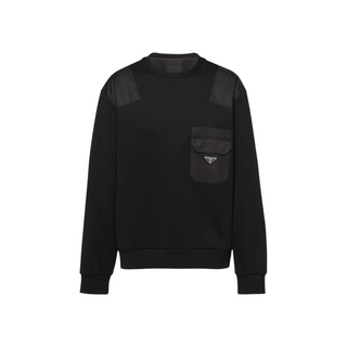 Planet Luxury Brands imzalı, göğüs cepli ve logolu siyah Prada pamuklu ve Re-Nylon erkek sweatshirt.
