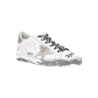 Planet Luxury Brands imzalı, beyaz deri, gümüş detaylı ve Love baskılı Golden Goose kadın sneaker modeli.