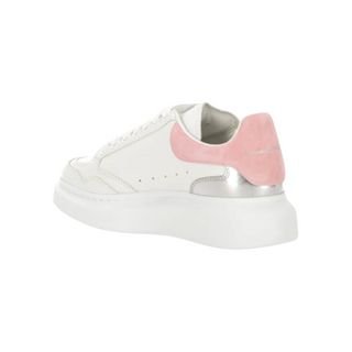 Planet Luxury Brands McQueen beyaz deri kadın sneaker, pembe süet topuk detayı ve kalın tabanlı tasarım