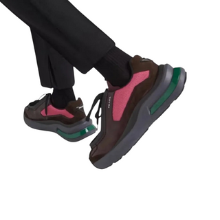 Planet Luxury Brands imzalı, kahverengi ve pembe panelli, kalın kauçuk tabanlı Prada erkek sneaker modeli