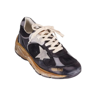 Planet Luxury Brands imzalı, siyah deri ve örgü panelli, yan tarafında yıldız detayı bulunan Golden Goose Dad-Star sneaker