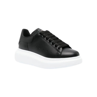 Planet Luxury Brands imzalı, siyah deri, kalın beyaz tabanlı McQueen kadın sneaker modeli.