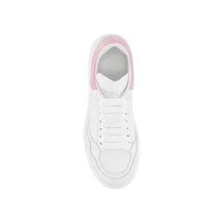 Planet Luxury Brands imzalı, pembe detaylı beyaz deri McQueen kadın sneaker, kalın tabanlı ve bağcıklı tasarım.