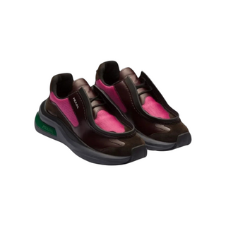 Planet Luxury Brands imzalı, pembe ve kahverengi deri panelli, kalın kauçuk tabanlı Prada erkek sneaker modeli.