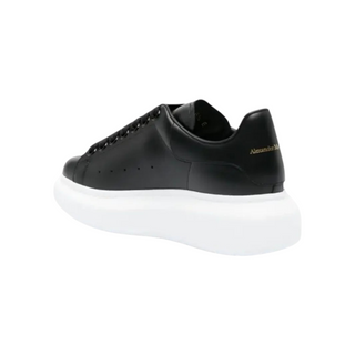Planet Luxury Brands siyah deri McQueen oversized kadın sneaker, kalın beyaz tabanlı ve logolu arka detaylı