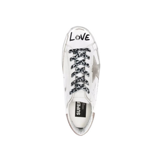 Planet Luxury Brands imzalı, üzerinde LOVE yazısı bulunan beyaz deri Golden Goose kadın sneaker