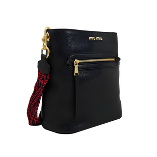 Planet Luxury Brands imzalı siyah deri Miu Miu Madras postacı çanta, altın metal logolu ve desenli ayarlanabilir askılı