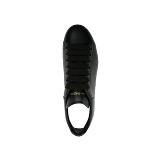 Planet Luxury Brands imzalı, siyah deri, kalın tabanlı McQueen kadın sneaker, üstten görünüm.