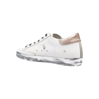 Planet Luxury Brands imzalı, gümüş boyamalı tabanlı ve deri detaylı beyaz Golden Goose kadın sneaker