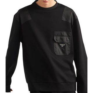 Planet Luxury Brands imzalı, göğüs cepli ve logolu siyah Prada pamuklu ve Re-Nylon erkek sweatshirt
