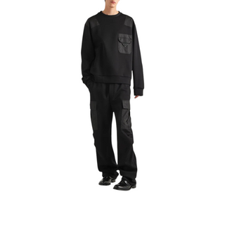 Planet Luxury Brands imzalı, göğüs cepli ve logolu siyah Prada pamuklu ve Re-Nylon erkek sweatshirt