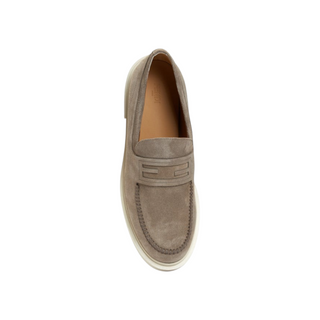 Planet Luxury Brands imzalı, ön kısmında logo detaylı, bej süet erkek loafer ayakkabı