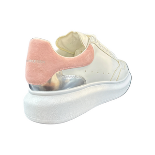 Planet Luxury Brands McQueen beyaz deri kadın sneaker, pembe süet detaylı ve kalın tabanlı tasarım, arka görünüm
