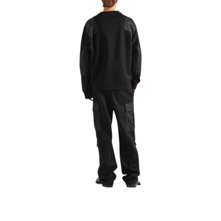 Planet Luxury Brands siyah Prada pamuklu ve Re-Nylon sweatshirt giyen erkek modelin arkadan görünümü