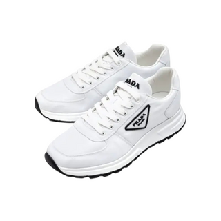 Planet Luxury Brands beyaz, kalın tabanlı, logo detaylı ve yağmur geçirmez kumaştan üretilmiş kadın sneakers