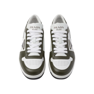 Planet Luxury Brands tarafından sunulan, beyaz ve haki renkli, metal logolu Prada Downtown erkek sneaker ayakkabı.