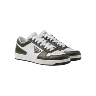 Planet Luxury Brands Prada Downtown haki ve beyaz renkli, metal logolu, yuvarlak burunlu deri erkek sneaker