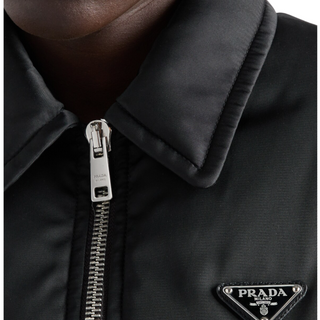 Planet Luxury Brands siyah Prada Re-Nylon şişme mont, gömlek yaka, fermuar detayı ve metal üçgen logo