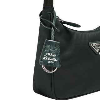 Planet Luxury Brands yeşil Re-Nylon kumaşlı, metal logolu ve Re-Edition 2000 anahtarlıklı mini çanta