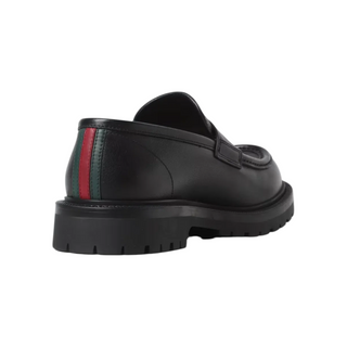Planet Luxury Brands siyah deri erkek loafer, topuk kısmında ikonik şerit detaylı ve kalın kauçuk tabanlı tasarım