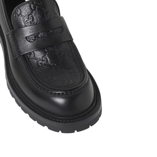Planet Luxury Brands imzalı, siyah deri, GG logo işlemeli ve kalın kauçuk tabanlı şık erkek loafer ayakkabı.