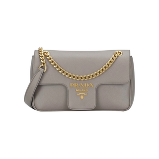 Planet Luxury Brands Prada Pattina Saffiano deri taupe çapraz çanta, altın zincir askı ve logo detaylı