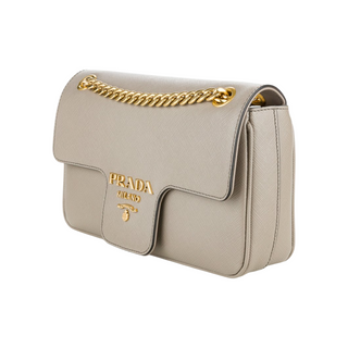 Planet Luxury Brands imzalı, taupe renkli Saffiano deri Prada Pattina çapraz askılı çanta, altın zincir detaylı.