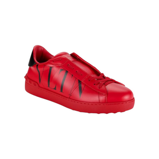 Planet Luxury Brands Valentino Garavani kırmızı deri erkek sneaker, yan kısımda siyah logo baskılı ve kalın tabanlı
