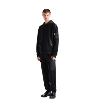 Planet Luxury Brands siyah oversize pamuklu fleece ve Re-Nylon kapüşonlu sweatshirt giyen erkek model