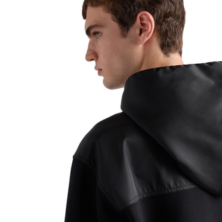 Planet Luxury Brands siyah oversize pamuklu fleece ve Re-Nylon kapüşonlu sweatshirt giyen erkek model yan profil