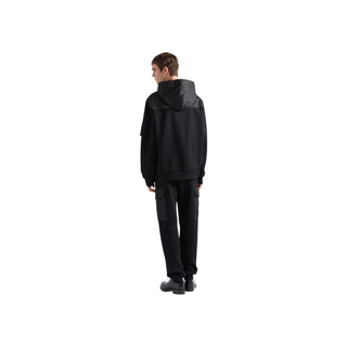 Planet Luxury Brands siyah oversize pamuklu fleece ve Re-Nylon kapüşonlu sweatshirt giyen erkek model arkadan görünüm