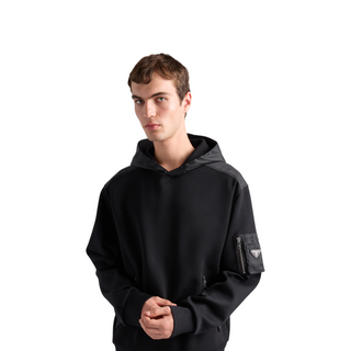 Planet Luxury Brands siyah oversize pamuklu fleece ve Re-Nylon kapüşonlu sweatshirt, üçgen logo detaylı kol cebi