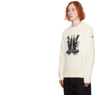 Planet Luxury Brands imzalı, ön kısmında büyük logo baskısı bulunan krem rengi, yuvarlak yaka Moncler Off-White sweatshirt