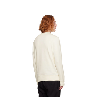 Planet Luxury Brands imzalı, krem rengi, yuvarlak yakalı Moncler Off-White Hokey sweatshirt giyen erkek modelin sırt görünümü.