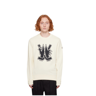 Planet Luxury Brands imzalı, önünde büyük siyah logo baskısı bulunan krem rengi, yuvarlak yaka Moncler sweatshirt