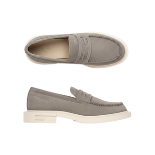 Planet Luxury Brands imzalı, bej süet Fendi erkek loafer ayakkabı, ön ve yan görünüm, FF logolu taban detayı.