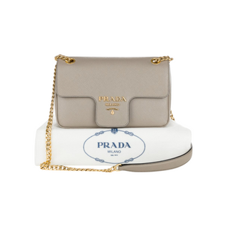 Planet Luxury Brands imzalı, taupe renkli Saffiano deri Prada Pattina çapraz askılı çanta ve altın zincir detayları.