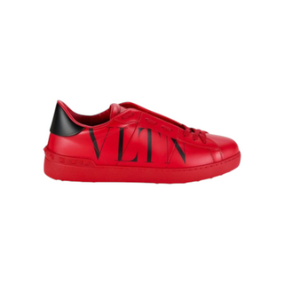 Planet Luxury Brands imzalı, yan tarafında siyah VLTN logo baskısı bulunan kırmızı deri erkek sneaker