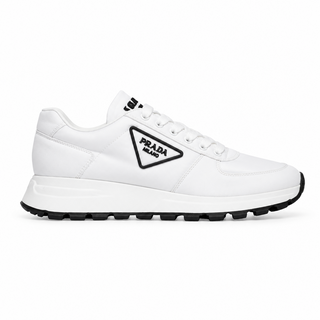 Planet Luxury Brands beyaz renkli, logo detaylı, kalın tabanlı ve yağmur geçirmez kumaştan üretilmiş kadın sneakers