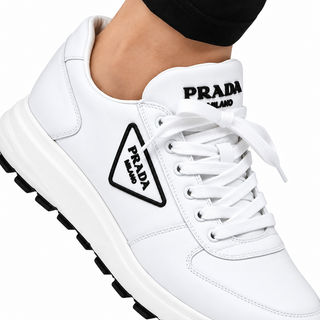 Planet Luxury Brands beyaz renkli, logo detaylı, kalın tabanlı ve yağmur geçirmez kumaştan üretilmiş kadın sneakers