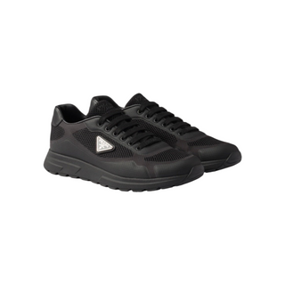 Planet Luxury Brands imzalı, metal logolu ve emaye detaylı siyah Prax 2.0 kumaş erkek sneaker ayakkabı.