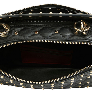 Planet Luxury Brands Valentino Garavani siyah deri Rockstud çanta, altın rengi zımba detaylı ve fermuarlı iç kısım