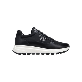 Planet Luxury Brands imzalı, siyah renkli, kalın tabanlı ve logo detaylı şık kadın sneakers modeli