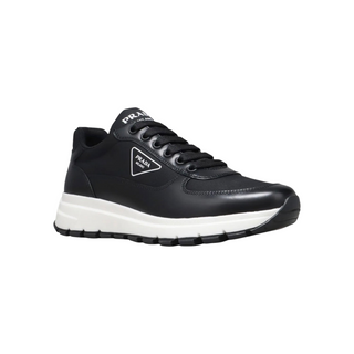 Planet Luxury Brands imzalı, siyah renkli, kalın tabanlı ve logo detaylı şık kadın sneakers modeli.