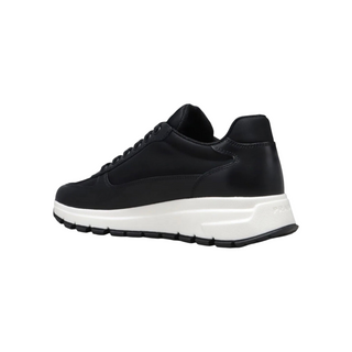 Planet Luxury Brands siyah renkli, kalın beyaz tabanlı, logo detaylı ve yuvarlak burunlu kadın sneakers modeli.
