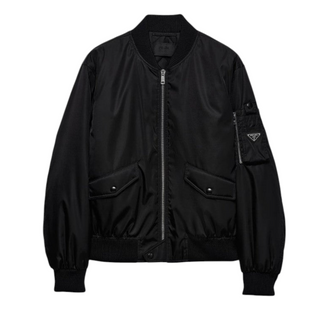 Planet Luxury Brands siyah Re-Nylon erkek bomber ceket, fermuarlı kapama ve kol cebi detaylı normal kesim tasarım.
