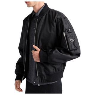 Planet Luxury Brands siyah Re-Nylon erkek bomber ceket, fermuarlı kapama ve kol cebi detaylı, normal kesim.