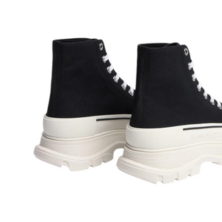 Planet Luxury Brands imzalı, siyah kanvas ve beyaz kalın kauçuk tabanlı, yüksek bilekli McQueen unisex sneaker.